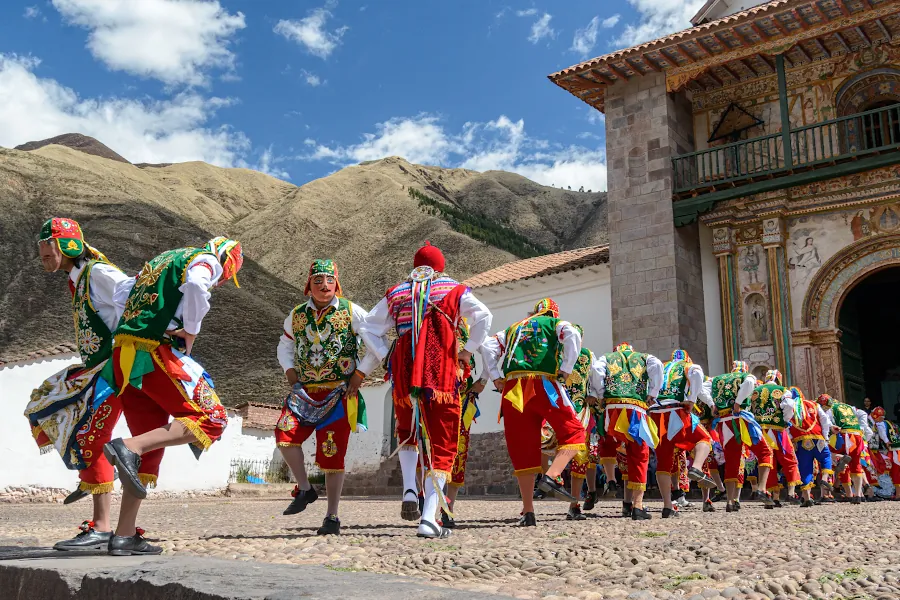 gente de Perú bailando